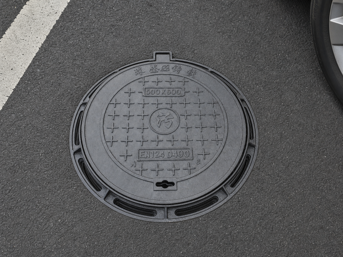 Application visualisation — EN 124 D400-Marked Round Cast Iron Manhole Cover and Frame; original product photo and approved sample control