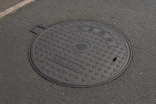 Application visualisation — EN 124 D400-Marked 750 mm Round Cast Iron Manhole Cover and Frame; original product photo and approved sample control